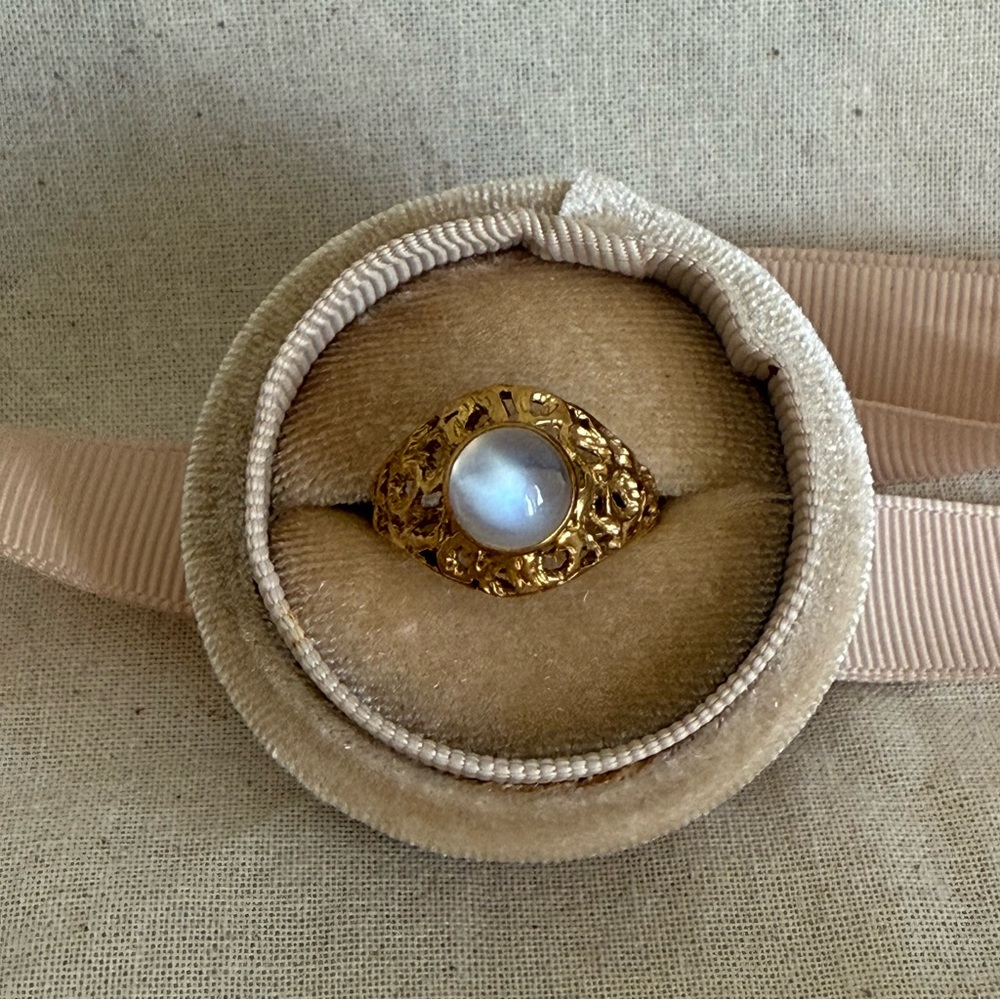 Spectacular Moonstone Ring in 18k gold. Hallmarked 750 likely European